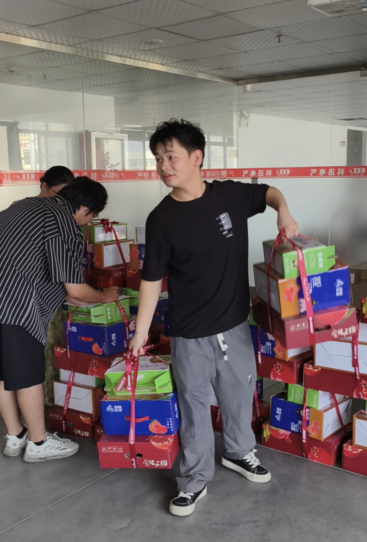 I anledning af Mid-Autumn Festival har Kexun Electric forberedt udsøgte gaveæsker til enhver medarbejder.