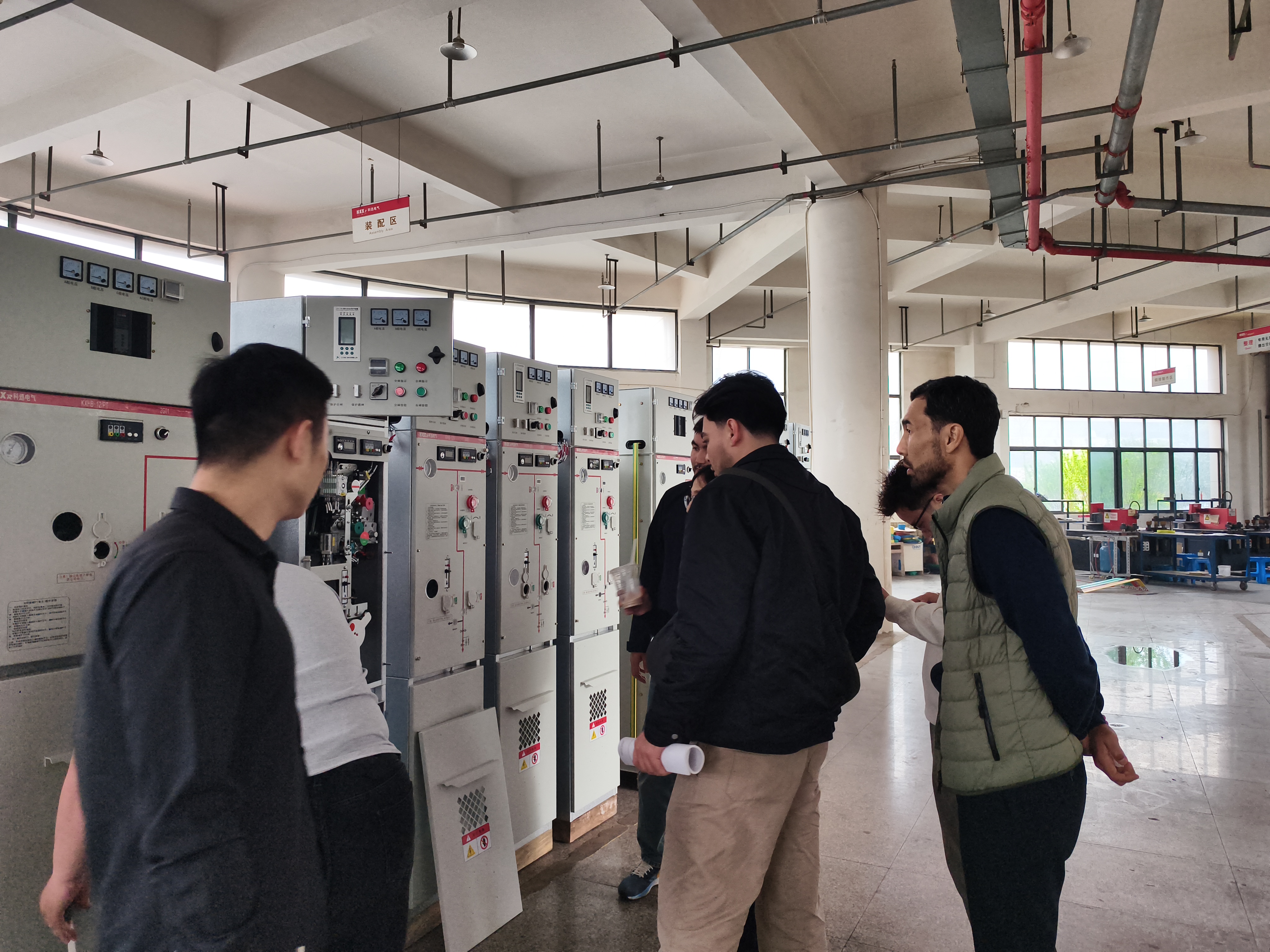 Kasakhstan-kunder besøger Kexun Electrics produktionsbase for højspændingsstrømdistributionsudstyr